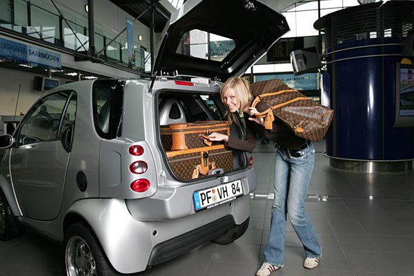 Noch ein Blick auf den Smart mit dem ungewhnlichen Heck – oder die junge Dame