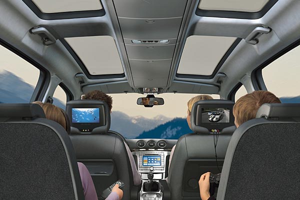 Das Foto zeigt das Glasdach aus der Innenperspektive. Bildschirme in den vorderen Kopfsttzen mit externen Anschlssen, Funk-Kopfhrern und Fernbedienung (neudeutsch: »Rear Seat Entertainment System«) gibt es gegen Aufpreis