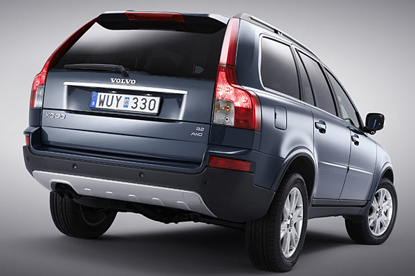 ... Chromleiste ber dem Kennzeichenfeld, einen greren Dachkantenspoiler und »