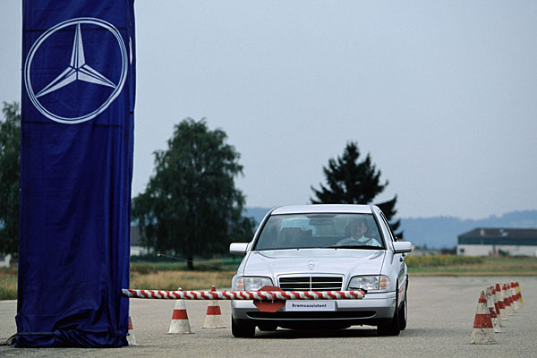 Nach der Premiere 1995 stattete Mercedes bereits 1996 alle Pkw mit dem Bremsassistenten (BAS) aus