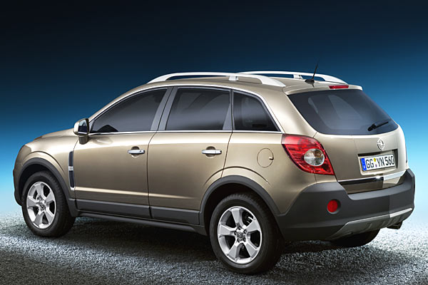 Die Pfeilung der Karosserie ist auch am Heck deutlich herausgearbeitet, die Rckstrahler in der Schrze etwas zu prgnant. Auffallend auerdem die Trgriffe in heller Farbgebung und der Tankdeckel auf der falschen Seite und mit hervorstehendem Griff