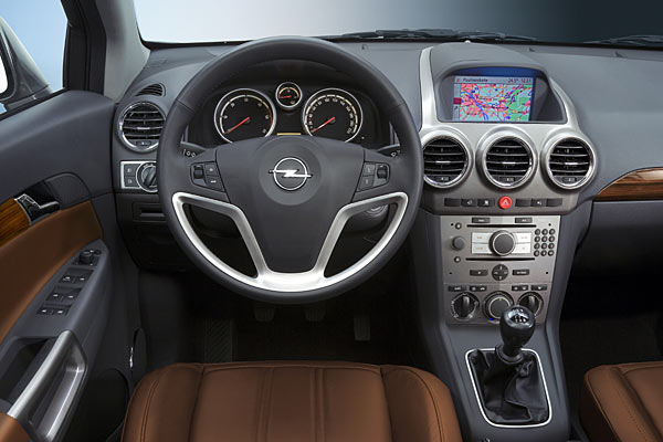 Blick ins Interieur: Opel-typisch mit groem Radio ohne eigenes Display und hoch liegendem Info-Display bzw. Monitor. Auffallend sind die drei runden Luftungsgitter in der Mittelkonsole sowie der Lenkrad-Einsatz