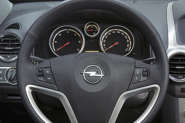 Lenkrad mit praktischen Drehreglern. Leider gibt es wieder nur drei Rundinstrumente und damit auch kein Khlwasserthermometer. Die Beschriftung der Runduhren entlang der Kreislinie ist schlecht ablesbar