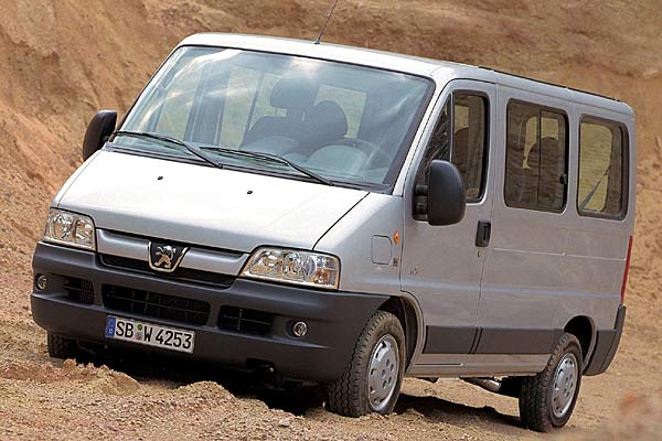 Die bisherige Fahrzeuggeneration unterscheidet sich im Design deutlich. Hier der Peugeot Boxer