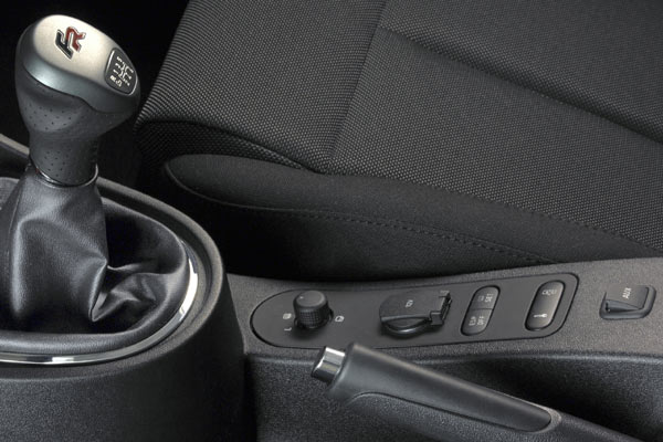 ... am Schaltknauf. Den AUX-Eingang fr externe Musikplayer rechts im Bild gibt es bei allen Len mit CD-Radio neuerdings serienmig