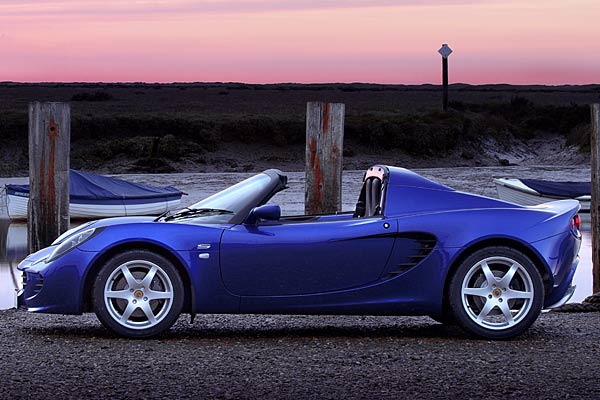 Die Elise ist mit 3,79 Meter Lnge krzer als ein moderner Kleinwagen und nur 1,12 Meter hoch