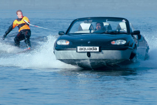 Zur Gibbs-Palette gehrt auerdem der Aquada im Mazda MX5-Look, der auch schon den rmelkanal berquert haben soll und vom Hersteller als schnellstes Amphibienfahrzeug weltweit gepriesen wird
