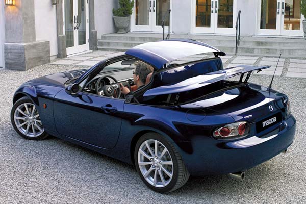Voraussichtlich bereits im September ergänzt Mazda die MX-5-Palette um eine Variante mit elektrisch betriebenem Klappdach. Der Verkaufsname wird Roadster-Coupé lauten