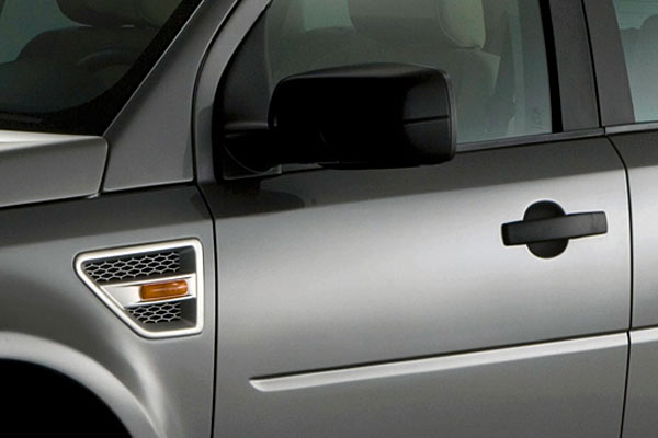 Im Detail: Neue Kombination aus Seitenblinker und Luftauslssen im vorderen Kotflgel, vernnftige Bgel-Trgriffe und groe, weiterhin nicht lackierte Auenspiegel