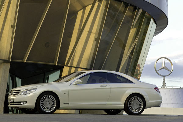 Der neue CL posiert vor dem neuen Mercedes-Benz-Museum in Stuttgart