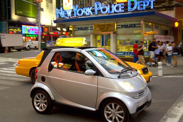 A car, hardly nine feet long? Da drften selbst die Officer sich wundern