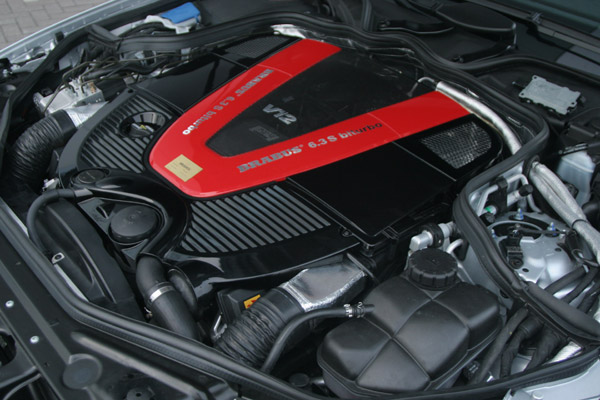 Dessen Herzstck ist ein vergrerter Mercedes-Bi-Turbo-Zwlfzylinder mit 730 PS