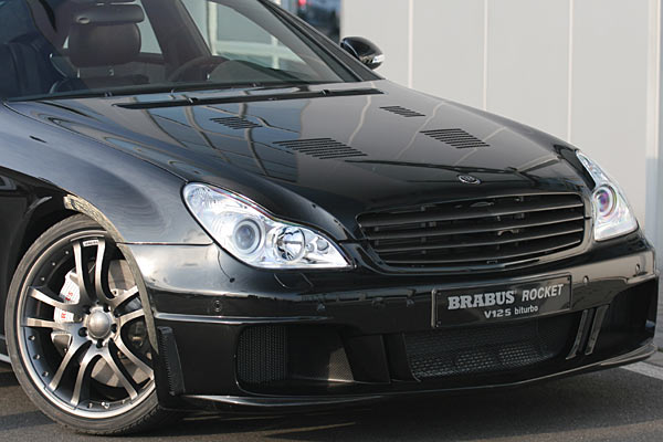 Luft, die ich zum Khlen brauche: Der Motor darf durch die Haube schwitzen. Unter den 19-Zllern verbergen sich vorne Keramik-Bremsscheiben, darauf Pneus im zurckhaltenden Format 255 bzw. 285