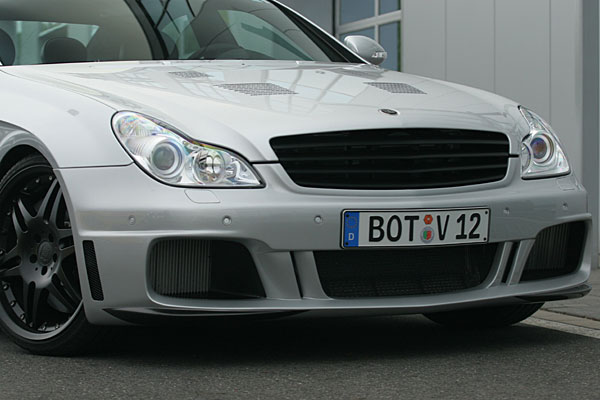 ... weitgehend von seinen Sternen befreit wurde. Massive Lufteinlsse versorgen Wasser- und lkhler