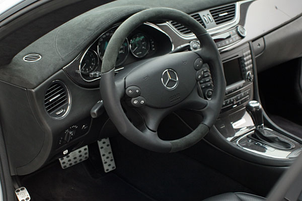 Auf dem Lenkrad sitzt der letzte verbliebene Stern. Der Tacho hat eine Skala bis 400 km/h