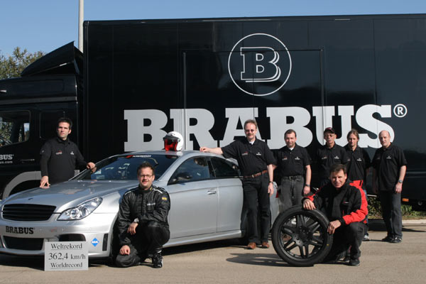 Gruppenbild mit Rekordhalter: Stolze Brabus-Mannschaft mit dem Rocket