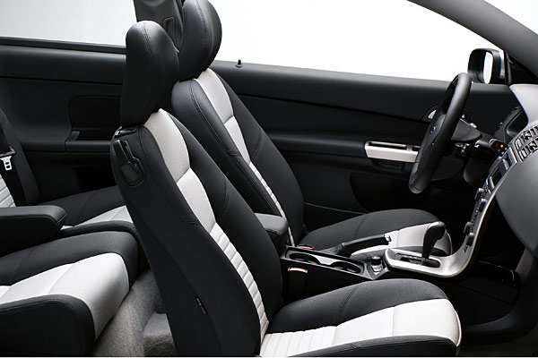 Blick ins Interieur: Die flache Mittelkonsole darf inzwischen als Volvo-typisch gelten