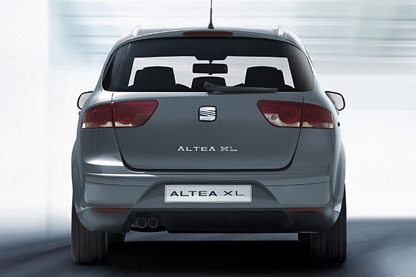 Optische Abgrenzung zum »normalen« Altea sind insbesondere Rckleuchten, die Linienfhrung von Heckklappe und Schrze, das steilere Heck und die Dachreling. Es bleibt bei einem singulren Rckfahrscheinwerfer