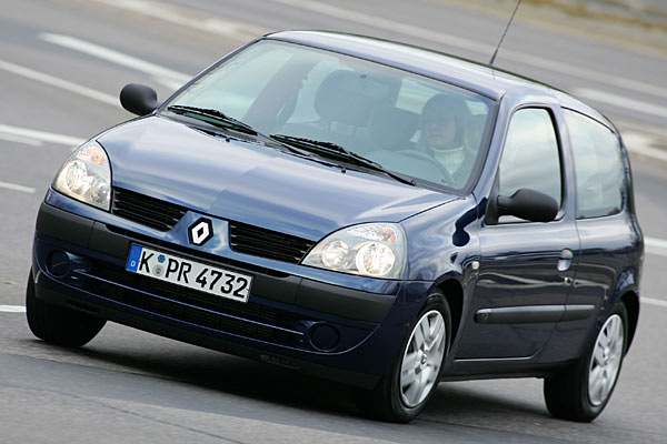 Zum Vergleich: Die bisherige Front mit einteiliger Schürze und weiter innen liegenden Nebelleuchten