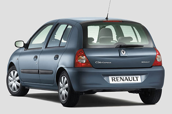 Am Heck wandert das Kennzeichen in die Heckschürze. Sicke und Schriftzüge sind ebenso neu wie der nun (passend zur Frontschürze) schwarz ausgeführte Dachkantenabschluss