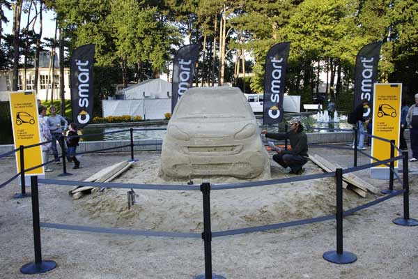 Auf Sand gebaut: Erster Ausblick auf den Smart Fortwo II als Sand-Skulptur am Timmendorfer Strand