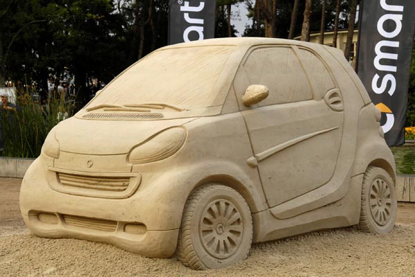 Mehr Evolution als Revolution: Das neue Design verfeinert das bisherige. Auffallend sind insbesondere die Schweinwerfer, der einteilige Lufteinlass vor der Windschutzscheibe und die schrägen Schutzleisten