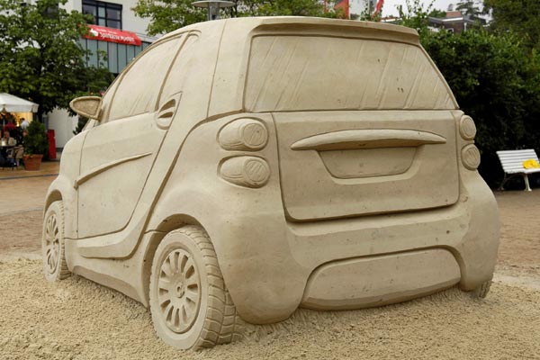 Spitze Außenspiegel wohl ohne integrierte Blinker. Details wie Auspuff oder Heckwischer bleiben offen