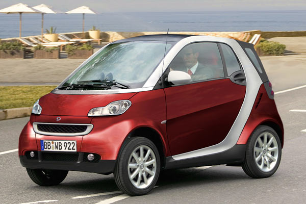 Die Scheinwerfer passen nicht ganz, aber sonst zeigt diese vor der Skulptur entstandene Illustration den kommenden Smart Fortwo schon recht realistisch