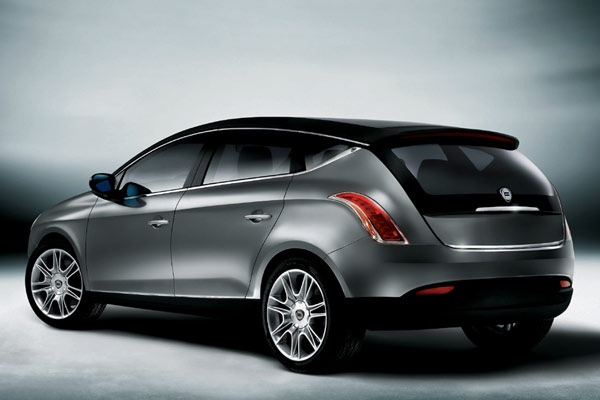 Das Heck mit der charakteristischen Heckscheibe ohne unteren Rahmen ist noch auffälliger