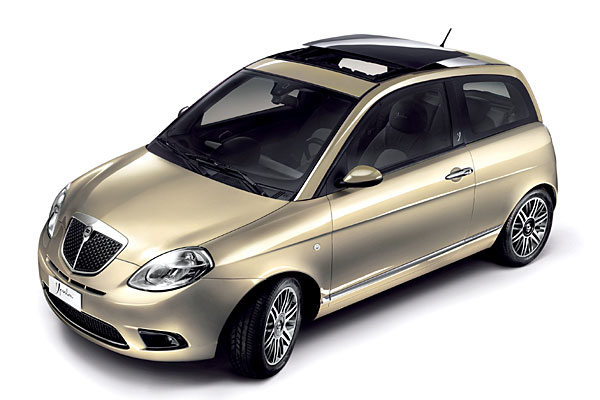 Mit leichten optischen Retuschen geht der Lancia Ypsilon ins neue Modelljahr. Dazu gehören der nun vergitterte Grill, die zusätzlichen Lufteinlässe und die modifizierte Frontschürze