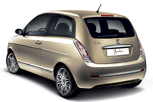 Im übrigen gibt es eine neue Chromspange mit Reflektoren in der Heckschürze und weiße Rückleuchten