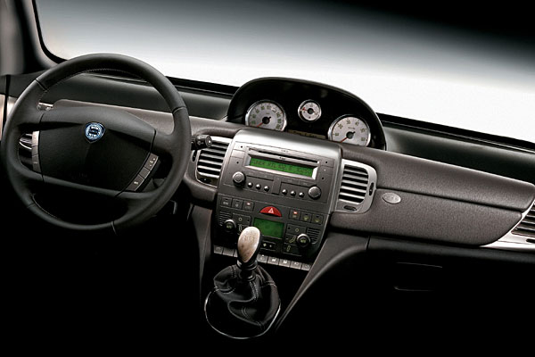 Das Interieur mit den zentralen, aber analogen Rundinstrumenten bleibt weitgehend unverändert