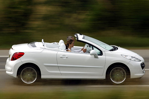 Die Frontscheibe steht flacher als bisher; neu sind wie bei den geschlossenen Varianten auch die vorderen Dreiecksfenster und ferner die umlaufende Chromleiste