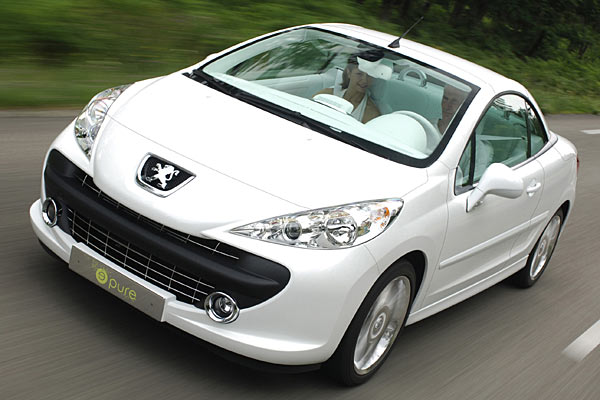 Das Coupé-Cabrio trägt die sportliche der verschiedenen 207-Fronten