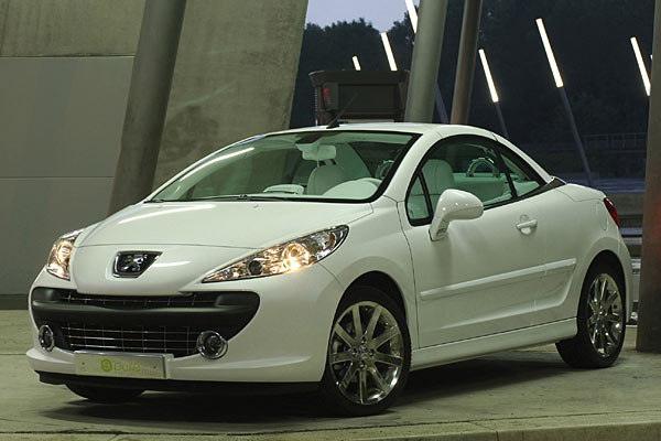 Auch Peugeot setzt jetzt auf die neue Trendfarbe wei respektive Perlmutt-Wei, die durchaus gefllt