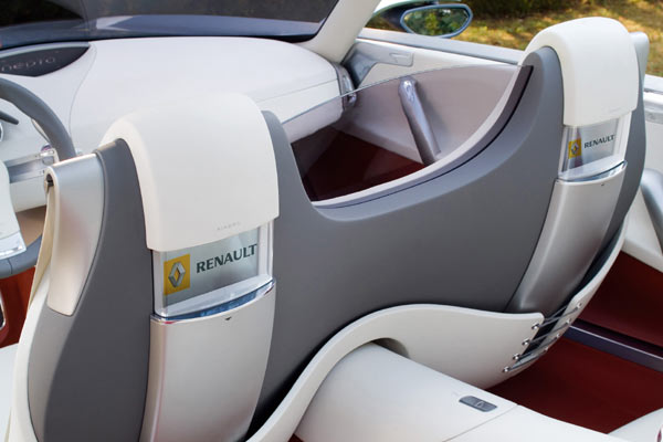 In den Rücklenlehnen der Vordersitze befinden sich TV-Monitore mit verschiebbarer Abdeckung