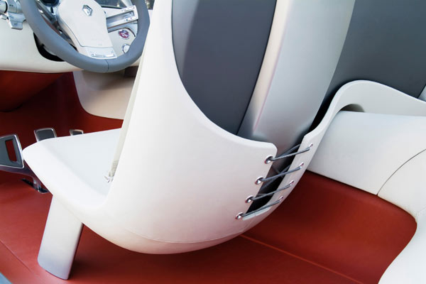 Die Sitze sind fest montiert; Pedalerie, Lenkrad und Armaturenbrett dagegen verstellbar