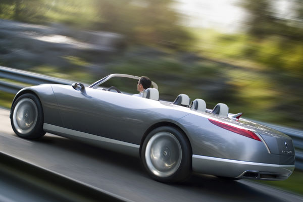 Ein viersitziges Luxus-Cabriolet gibt es in Serie sonst nur von Bentley