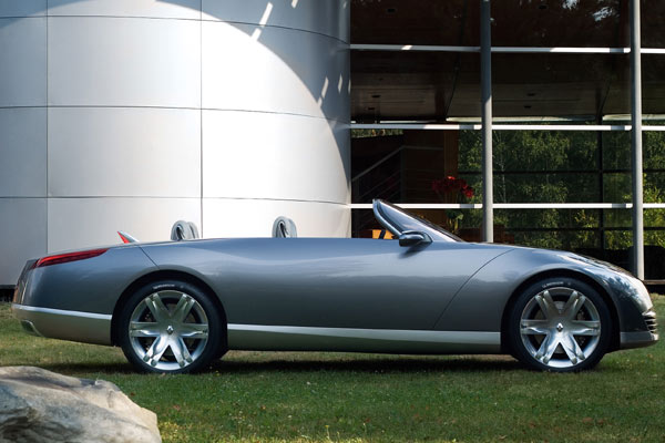 Keine Montage, keine Täuschung: Die beiden Türen verzichten nicht nur auf Griffe und Leisten, sondern sind tatsächlich auch fast 3,80 Meter lang