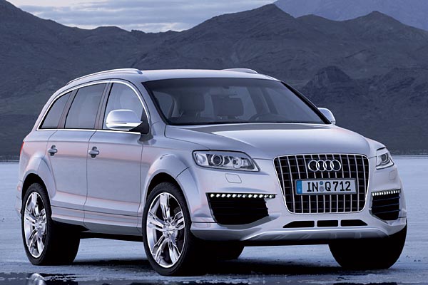 Auch optisch trägt der Zwölfzylinder-Q7 mächtig auf. Erkennungszeichen sind die bullige Frontschürze mit riesigen Lufteinlässen, LED-Leuchtband und der verchromte Kühlergrill ohne Mittelsteg. Schlecht: Die Nebelscheinwerfer sind der Operation zum Opfer gefallen