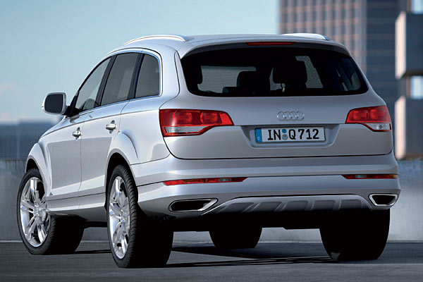 Am Heck gibt es voll-integrierte Auspuffendrohre und einen prägnanten Unterfahrschutz