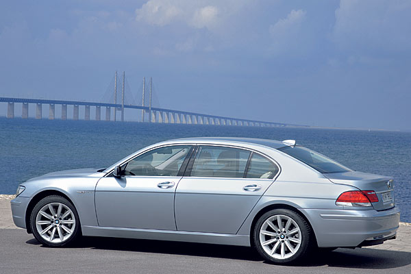 Äußerlich gibt sich der Siebener nur an kleinen Details wie der höheren Motorhauben-Hutze zu erkennen