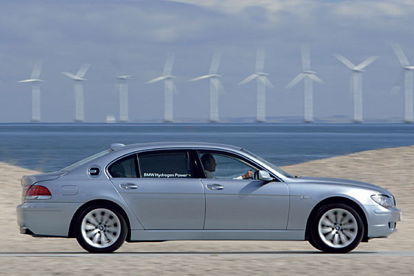 Neben dem Seitenblinker steht &raquo;Hydrogen&laquo;, der H2-Tankdeckel ist prägnant ausgeführt