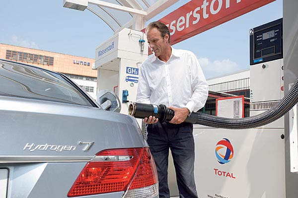 Der Tankvorgang ist inzwischen weitgehend standardisiert und einfach, dauert aber acht Minuten