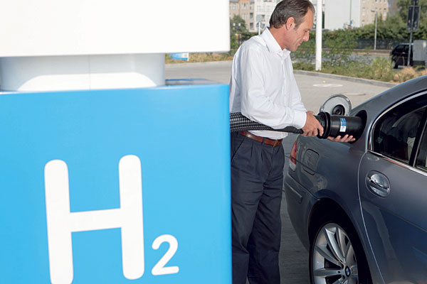 Eine zweite H2-Tankstelle befindet sich am Münchner Flughafen und wird bald durch eine im Münchner Stadtgebiet ersetzt, die erstmals mit einem unterirdischen H2-Tank realisiert wird