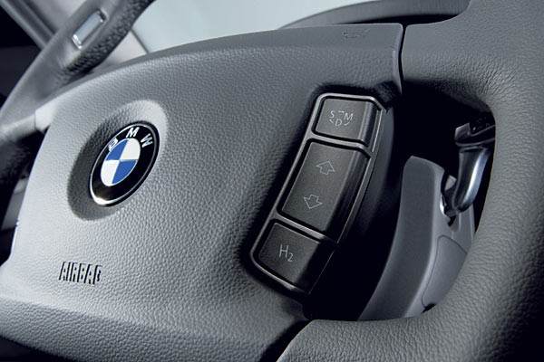 Über eine Taste am Lenkrad lässt sich die Betriebsart zwischen Wasserstoff und Superbenzin umschalten