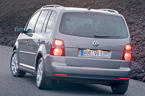 Keine LED-Leuchten: Es bleibt bei der bewährten Lösung mit vier Rücklichtern und zwei Rückfahrscheinwerfern am Heck. Neu sind nur die horizontalen roten Linien im Blinker-Bereich und die zusätzlichen Rückstrahler in der Heckschürze