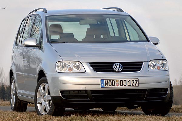 Zum Vergleich: Die bisherige Touran-Front, hier ein &raquo;Highline&laquo;-Modell mit Chromspange im Kühlergrill. Diese Unterscheidung wird es künftig nicht mehr geben