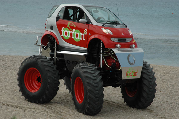 Unter der Karosserie des Fortwo sitzt das Fahrgestell eines Unimog 406