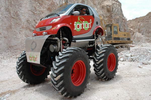Auch der Motor, ein großer R6-Diesel von altem Schlag, stammt aus dem Unimog